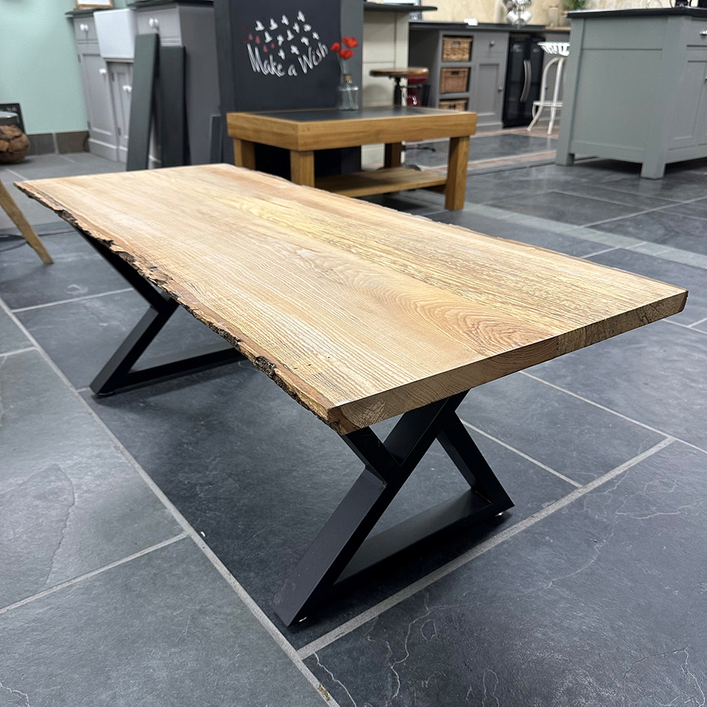 Ash table with metal legs