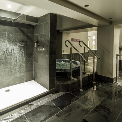 Commercial slate shower for a swimming pool and jacuzzi