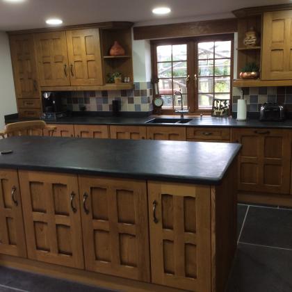 Slated kitchen floor and worktop for a breakfast island with dark wood finish